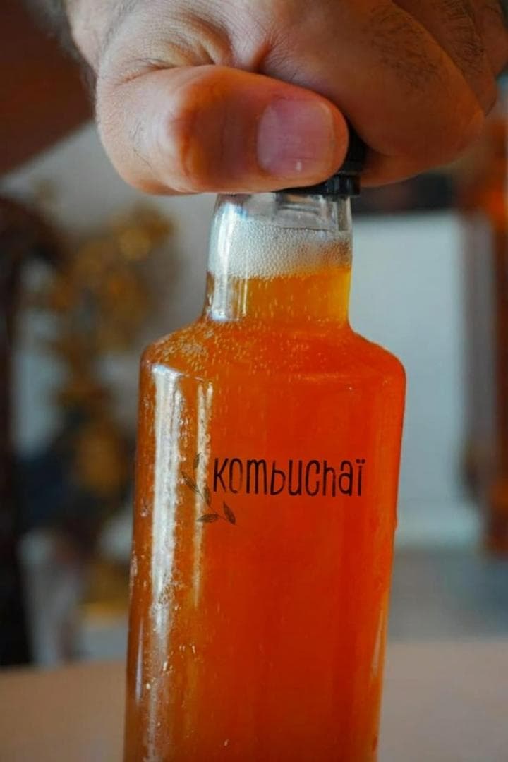Opening Kombuchai bottle